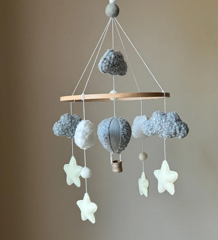 hot air balloon mobile/ felt Baby mobile Boy/ cloud mobile/ boucle crib mobile/ cloud mobile Nursery/ balloon mobile/ travel nursery decor