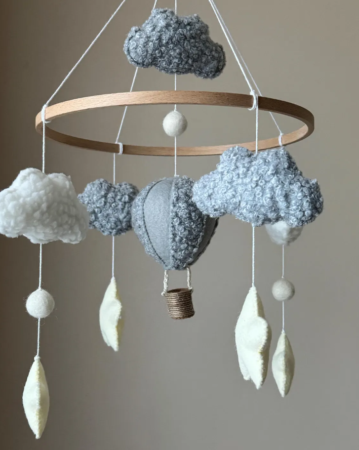 hot air balloon mobile/ felt Baby mobile Boy/ cloud mobile/ boucle crib mobile/ cloud mobile Nursery/ balloon mobile/ travel nursery decor