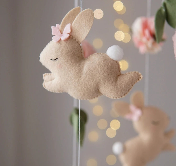 Bunny baby mobile Crib mobile Baby girl mobile Boucle bunny nursery